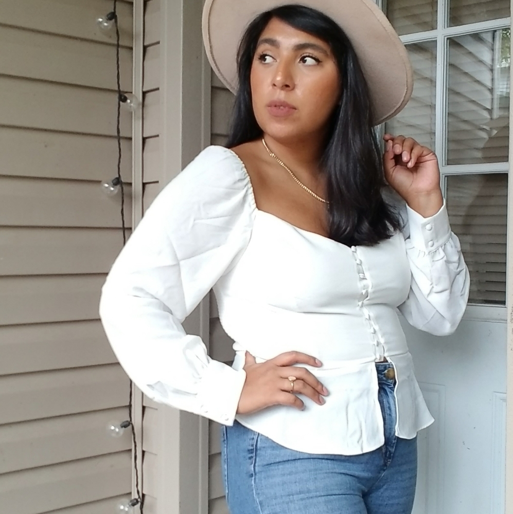 BLANK SPACE WHITE BUTTON TOP - Picture 5 of 10